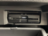 【ETC】有料道路を利用する際に料金所で停止することなく通過できる、ETC車載器(ノンストップ自動料金収受システム機器)が装備されています。セットアップを行うことで利用可能になります。