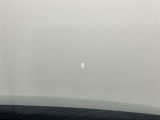 【ヘッドアップディスプレイ(HUD)】フロントウインドウガラスに走行情報を投影します。運転中の目線と重なるように表示されるので、少ない視線移動で速度が確認できるので、 ドライビングに集中できます!