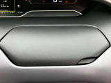 運転席の前にも嬉しいアッパーボックスがあります!小物を収納できるのはもちろん、USB電源ソケット付きなので運転しながらスマートフォンの充電ができちゃいます!