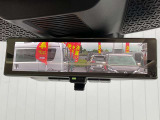 【インテリジェントルームミラー】です。車両後方のカメラ映像がミラー(液晶画面)に写るので、後席の人や荷物が写りこみません。夜間や悪天候でも視界が良好です♪