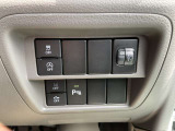 運転席のハンドル右奥側にまとめられたスイッチ群。一目で分かりやすく操作しやすいです。