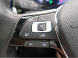 ◆クルーズコントロールにレーダーセンサーを組み合わせ、先行車を測定し設定されたスピードを上限に自動で加減速を行います。一定の車間距離を維持することで、長距離走行でのドライバーの疲労を低減させます。