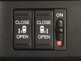 【両側パワースライドドア】両側がパワースライドドアになっており、運転席のスイッチやスマートキーでも開閉が可能です!開口部も広いので乗り降りも楽々♪