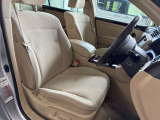 運転席の画像です。充分なスペースがあり、ゆったりした状態で運転していただけます♪
