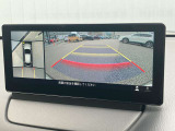 360度ビューカメラを搭載。4方の小型カメラの映像を処理し、車両真上からの映像に変換しています。