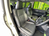 運転席まわりには十分なスペースがあり、大柄な方でもゆったり運転していただける環境です。