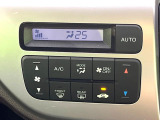 【オートエアコン】一度お好みの温度に設定すれば、車内の温度を検知し風量や温度を自動で調整。暑い…寒い…と何度もスイッチ操作をする必要はありません。快適な車内空間には必須の機能ですね♪