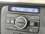 【オートエアコン】一度お好みの温度に設定すれば、車内の温度を検知し風量や温度を自動で調整。暑い…寒い…と何度もスイッチ操作をする必要はありません。快適な車内空間には必須の機能ですね♪