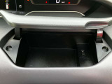 運転席の前にも嬉しいアッパーボックスがあります!小物を収納できるのはもちろん、USB電源ソケット付きなので運転しながらスマートフォンの充電ができちゃいます!