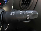車外の明るさに応じでライトを点灯、消灯してくれるオートライト機能です☆お天気の良い昼間のトンネル走行などオートにしてると便利で安心です☆エンジン停止時にライトの消し忘れも無くなります☆