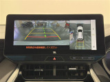 【パノラミックビューモニター】自車周辺をぐるりと俯瞰できるカメラで危険を察知。「床下透過機能」付で、駐車場の白線などにまたがった場合でも画面を見れば一目瞭然です。