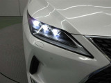 3眼フルLEDヘッドランプ(ロー・ハイビーム)&LEDフロントシーケンシャルシグナルランプ/LEDクリアランスランプ