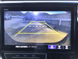 【バックカメラ】運転が苦手な方も車庫入れラクラクです!ギアをリバースに入れれば自動的に切り換わりますので、面倒な操作は不要です♪狭い駐車場もお車を傷つけず安心ですね!