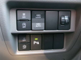 エマージェンシーブレーキは今や必需品!前方走行車との衝突の危険性が高まったとシステムが判断した場合に作動し、警告音を鳴らし、自動的に停車または減速して衝突回避や衝突被害を軽減します。