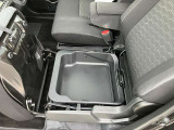 助手席のシートの下には、取り外しが可能なバスケットになっています。