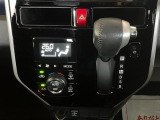 インパネにシフトレバーがございます^^空間を広く使うことができ、ハンドルにも近いため操作性にも優れています☆