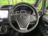 【純正革巻きステアリング】上質な革を使用することで、手にしっかり馴染みとても運転しやすいハンドルです♪