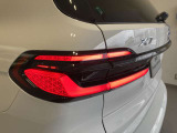 BMWの伝統の丸目4灯ヘッドライトでございます。LEDライトで視認性もよく明るく安全性の向上につながります。