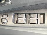【電動格納ミラー】サイドミラーは電動格納式となっており、狭い駐車場でもキズがつくリスクを抑えられます。