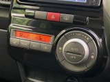 【オートエアコン】一度お好みの温度に設定すれば、車内の温度を検知し風量や温度を自動で調整。暑い…寒い…と何度もスイッチ操作をする必要はありません。快適な車内空間には必須の機能ですね♪