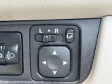 【電動格納ミラー】サイドミラーは電動格納式となっており、狭い駐車場でもキズがつくリスクを抑えられます。