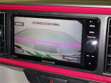 バックモニターも装備しております。バックギアに入れるとナビ画面に車の後方が映し出されます。これで後方確認も安心!