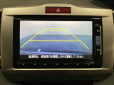 バックでの車庫入れも安心です! リアカメラが付いているバックモニター付のナビを装備しております。操作線もついており距離感も画面から確認できます。