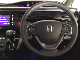 【ハンドル】運転にかかわる様々な操作を安全に行えるように視点移動が少なく操作性に配慮されたスイッチ類が凝縮されたコックピットです。