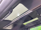 【サンルーフ】開放感たっぷりの希少装備、サンルーフが装着されています!車内に明かりを取り入れたり景色を楽しむ以外にも、車内の空気も簡単に換気できて快適です!