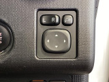 狭い駐車場で便利な電動格納ドアミラーが付いています。