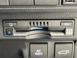 【ETC2.0(DSRC/ITSスポット)】ETCカードを挿入すれば料金所はノンストップで通過できます。ETC限定の割引や、高速道路の情報提供サービスを利用できます。