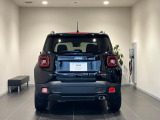 後方から見ると特徴のあるテールランプシンプルにjeepエンブレムが付いてきます。