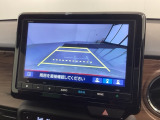 リバースギアに入れるだけで後方の表示へ切り替わります。夜間や雨の日の駐車も楽になりますよ。