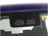 ステレオカメラとソナーセンサーが歩行者や先行車、障害物などのさまざまな情報を的確に捉え、運転者に注意を促したり、緊急ブレーキを作動。多彩な安全機能があなたのドライブをアシストするスマートアシスト付です