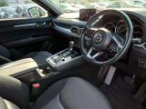 視線移動が少なくドライビングに専念できるコックピット。運転中に必要な「走行情報」とそれ以外の「便利・快適情報」を明確に分けてあるので情報を得る時に迷いを少なくしています。
