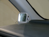 停車時や発進時、対向車とのすれ違いや路肩に寄せるときなど、車両左側前方を確認するときに役立ちます。