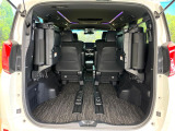 普段のお買い物や通勤、送迎等に十分な荷室スペースを確保しております。セカンドシートを倒すと、大きな荷物の積載も可能です♪