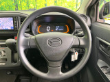 インテリアに合わせたデザインのステアリングは、運転される方のことも考え、運転しやすい形状、大きさです。是非一度、実際に触ってお確かめください。