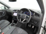 シンプルで使いやすいデザインの運転席です。