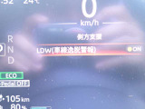 LDW(車線逸脱警報)が装備されておりドライバーが意図せずに白線を跨ぐと警告音で注意を促してくれます♪