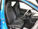 自然でストレスの少ない運転席を追求し、シート形状やシフトノブの配置にまでこだわっています。ドライビングポジションを低い位置に設定し、クルマと一体になれるような感覚で運転ができます。
