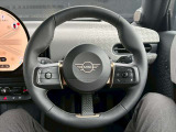 【マルチファンクション付きJCWステアリング】パドルシフト付きでスポーティな運転をより一層楽しめます!