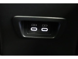 後部席へ乗車して携帯電話などを充電する時に前から配線を伸ばすとごちゃごちゃして邪魔になりがちですよね。そんな煩わしさを解消する後席側USBポート☆