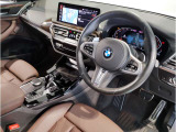 【ハンドル】ドライバーとBMW車の一体感がダイレクトに伝わるステアリングホイール。形状・太さへの拘りに加えて、操作性を高める為にスイッチ類も配置。クイックかつ安定のドライビングを体感下さい!