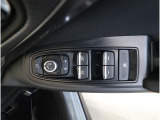 ■運転席ドアの操作しやすい位置にミラー操縦スイッチがついておりますので、ストレスなく自分のフィットする位置にセッティング頂けます。
