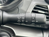 【オートライト(AUTO)】外の明るさをシステムが感知して、自動でヘッドライトが点灯します。ヘッドライトをつけ忘れを防ぐ便利機能です。