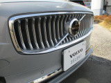 フロントカメラはデザインも重視しVOLVOのロゴマークに内蔵されています
