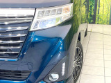 【LEDヘッドライト】悪天候や夜間走行時も良好な視界を確保し安心して運転できる高輝度LEDヘッドライトを装備!点灯速度が早く、消費電力も抑えられています。