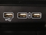【USBポート】USBポートも装備されています、スマートフォンの充電やオーディオに連携も可能です、今や欠かせない装備の一つです!