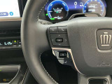 運転中、オーディオの操作をしてて、ハッとしたことはありませんか?ステアリングスイッチは、運転中でもハンドルでオーディオの操作が可能です。安全なドライブをサポートします。